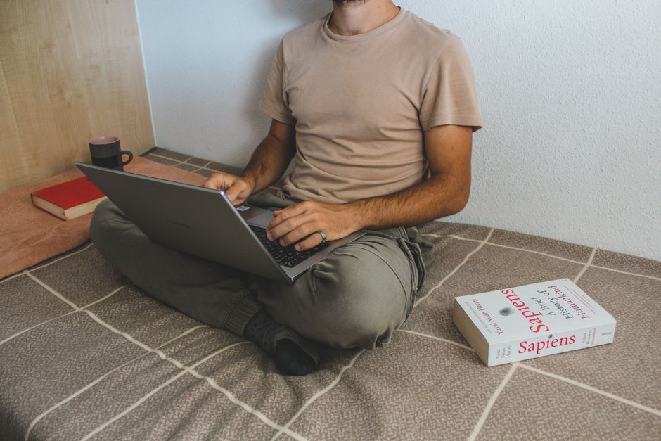 Online tanulás laptop előtt otthon
